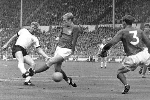 England 4 West Germany 2 in 1966 at Wembley. Helmut Haller scores early on to make it 1-0 to Germany in the World Cup Final. | Futebol