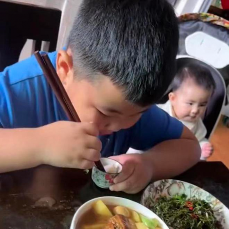Khi bạn bè chê cậu béo ở trường, con trai cô về nhà ăn một cách kỳ lạ khiến mẹ cậu phải khóc.
