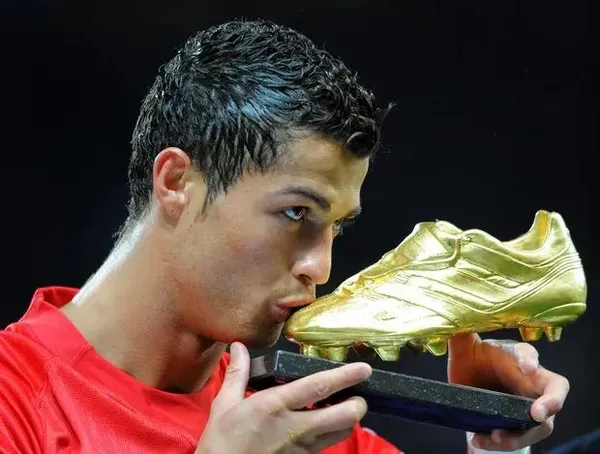 Đội hình xuất sắc nhất Manchester United: Tiền đạo Cristiano Ronaldo