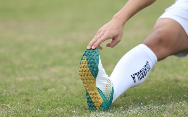 Sự khác biệt giữa giày bóng đá thật và giày giả