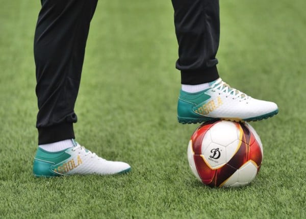 Sự khác biệt giữa giày bóng đá thật và giày bóng đá giả